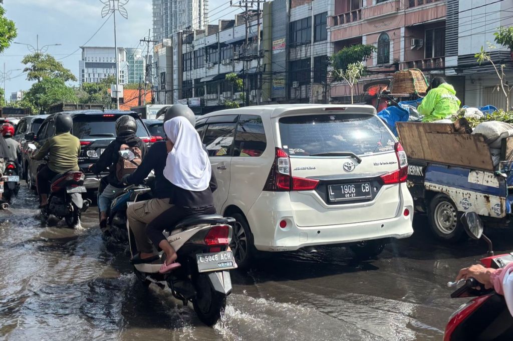 Hujan Empat Jam Guyur Surabaya, Belasan Titik Tergenang hingga Setengah Meter