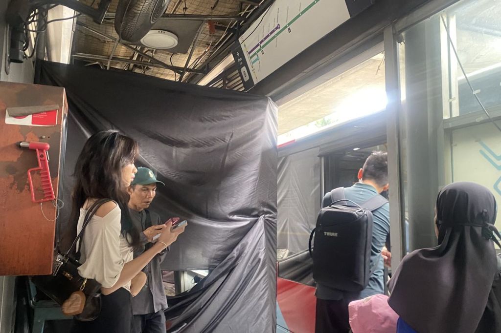 Halte Tebet Eco Park Rusak Ditabrak Truk, Satu Pintu Transjakarta Ditutup Sementara