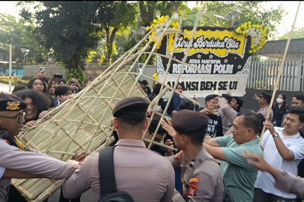 Demo HUT Bhayangkara, Mahasiswa UI Dicegat Polisi Sebelum Tiba di Mabes Polri
