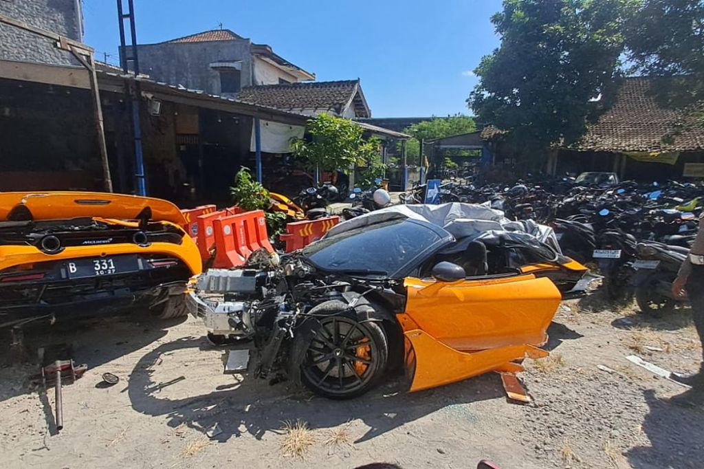 Supercar McLaren Milik YouTuber Andra ST Terbelah Dua usai Kecelakaan Tunggal di Sukoharjo