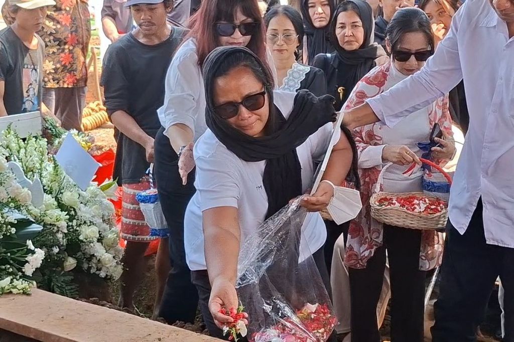 Tangis Haru Iringi Pemakaman Komedian Temon di TPU Tanah Kusir