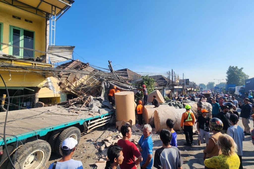 Korban Tewas Kecelakaan Maut Pasuruan Bertambah Jadi Empat, Sopir Truk Trailer Meninggal Usai Terjepit Tiga Jam