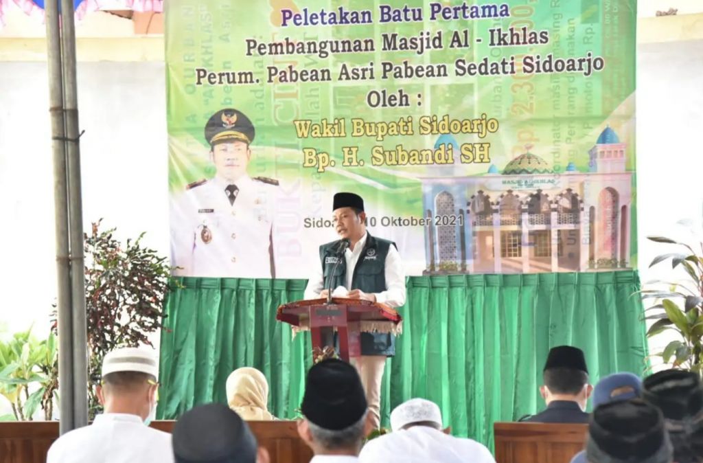Secara Simbolik, Wabup Sidoarjo Meletakkan Batu Pertama Pembangunan Masjid Al Ikhlas