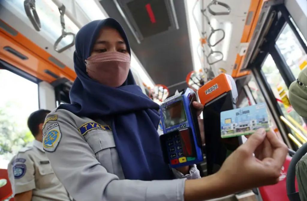 Naik Suroboyo Bus Kini Bisa Tapping Seperti di Tol