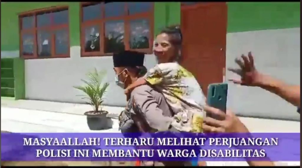 Gendong Perempuan Paruh Baya Sepanjang 3Km, Polisi ini Jadi Viral