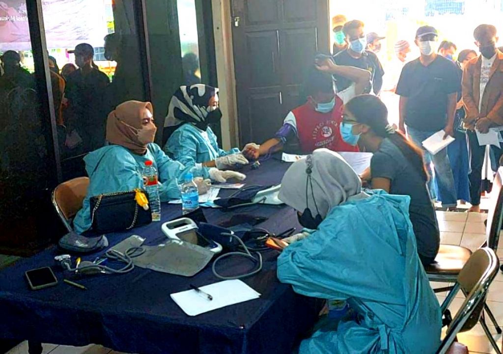 Momen Sumpah Pemuda, Peradi dan Dinkes Gresik Gelar Vaksinasi