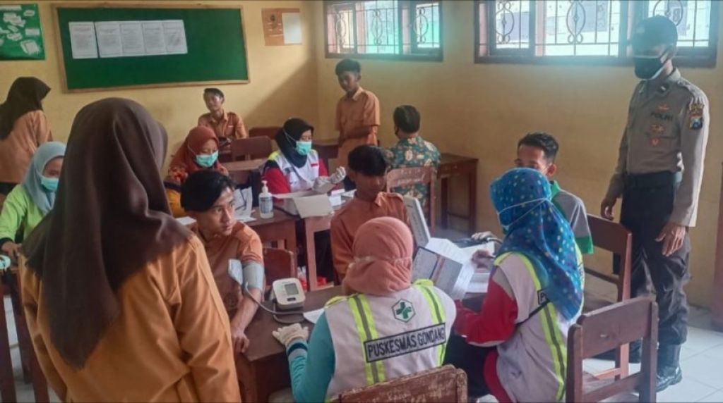 Polsek Gondang Bojonegoro Pantau Pelaksanaan Vaksinasi SMA Taruna Bhakti
