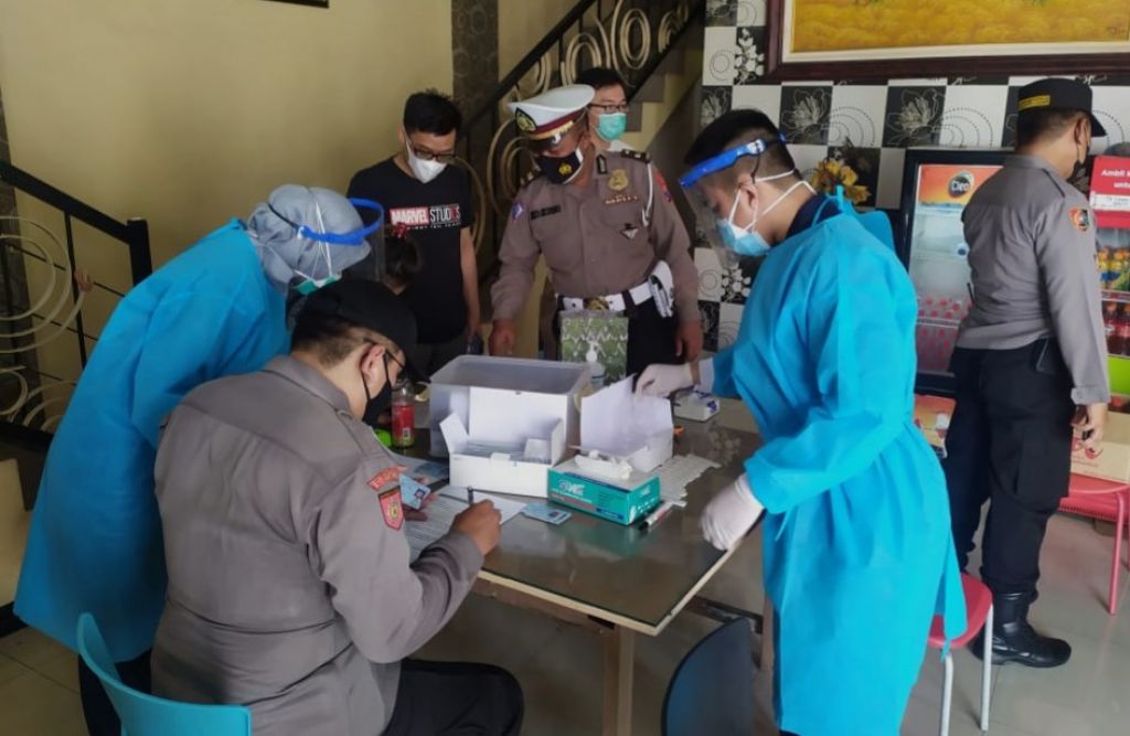 Gelar Operasi Yustisi, Polisi Lakukan Swab Antigen Pengunjung Cafe