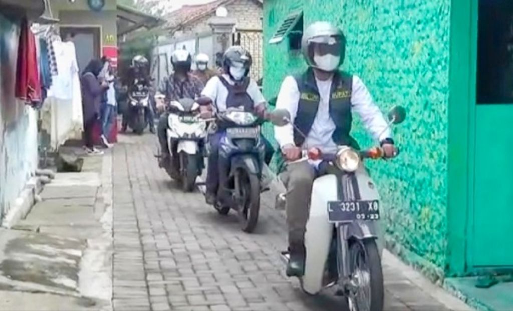 Serahkan Bantuan, Bupati Bangkalan Blusukan Naik Motor Tua