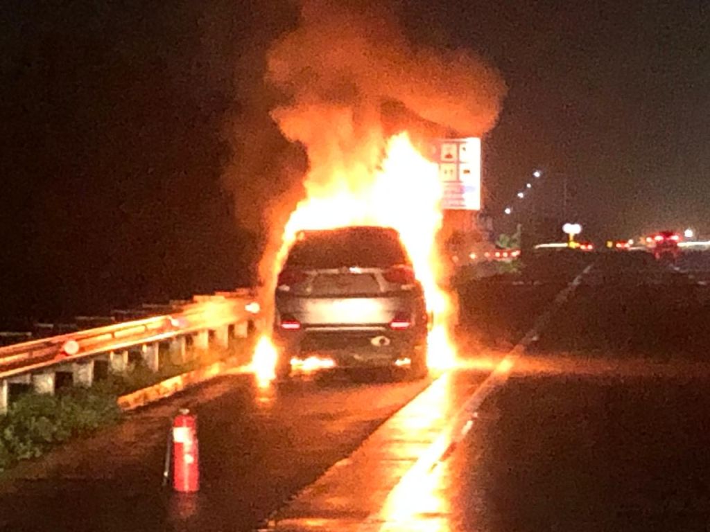 Mobilio Terbakar di Tol Pasuruan Probolinggo
