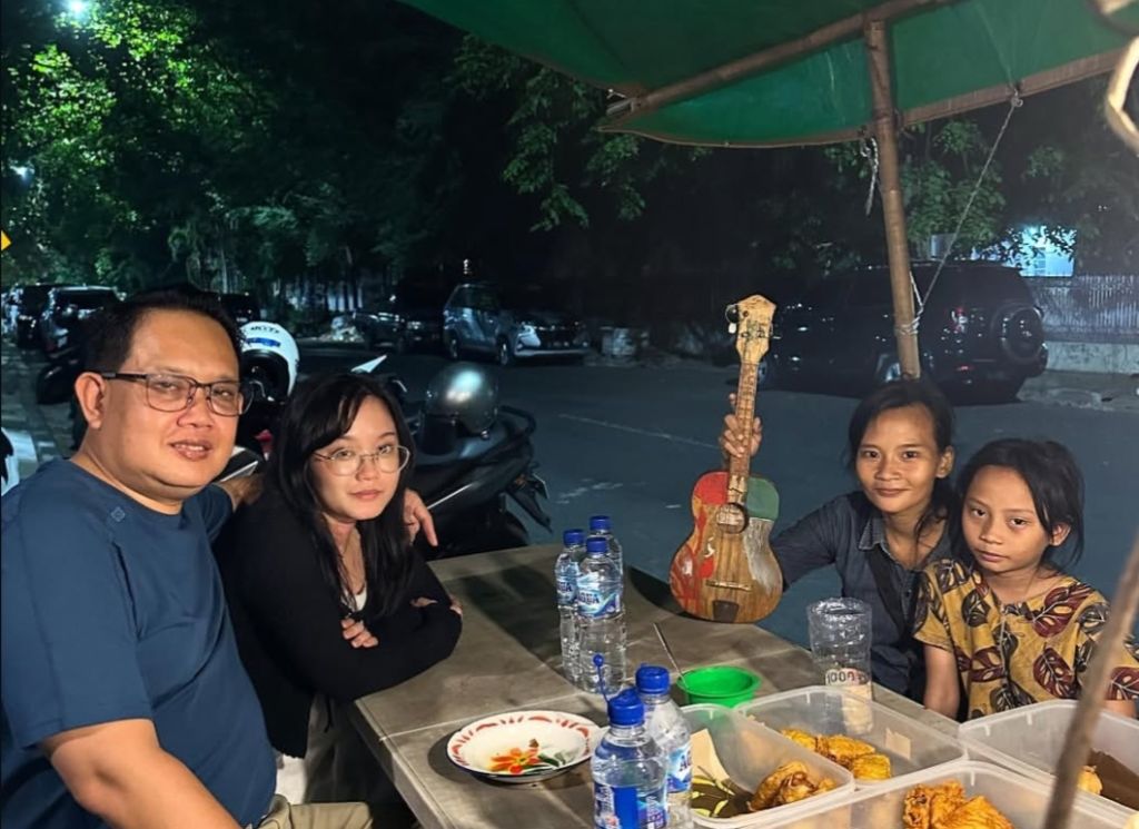 Momen Sekdaprov Jatim Adhy Karyono Semeja dengan Ibu-Anak Pengamen Jalanan