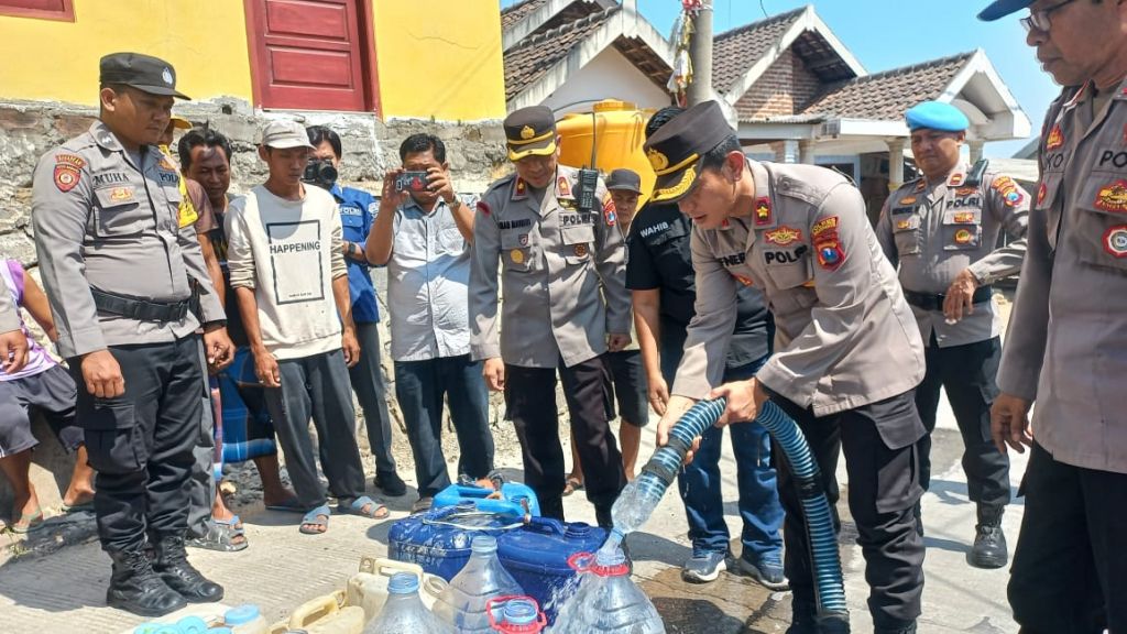 Ultah Humas Polri ke-72, Polres Mojokerto Salurkan Air Bersih di Ngoro
