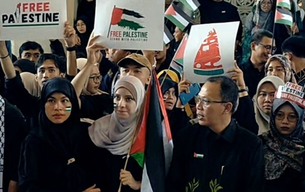 Tangis Mahasiswi asal Gaza Lihat Teatrikal Bela Palestina di UM Surabaya