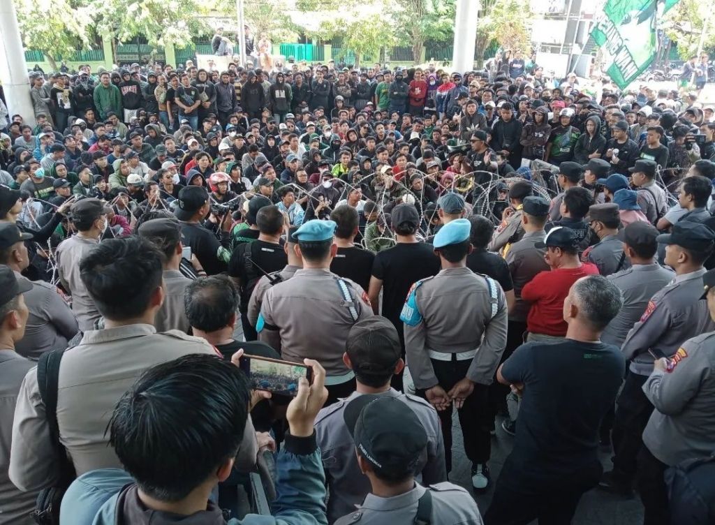 Ratusan Bonek Duduki Kantor Manejemen Persebaya, Ini Tuntutannya