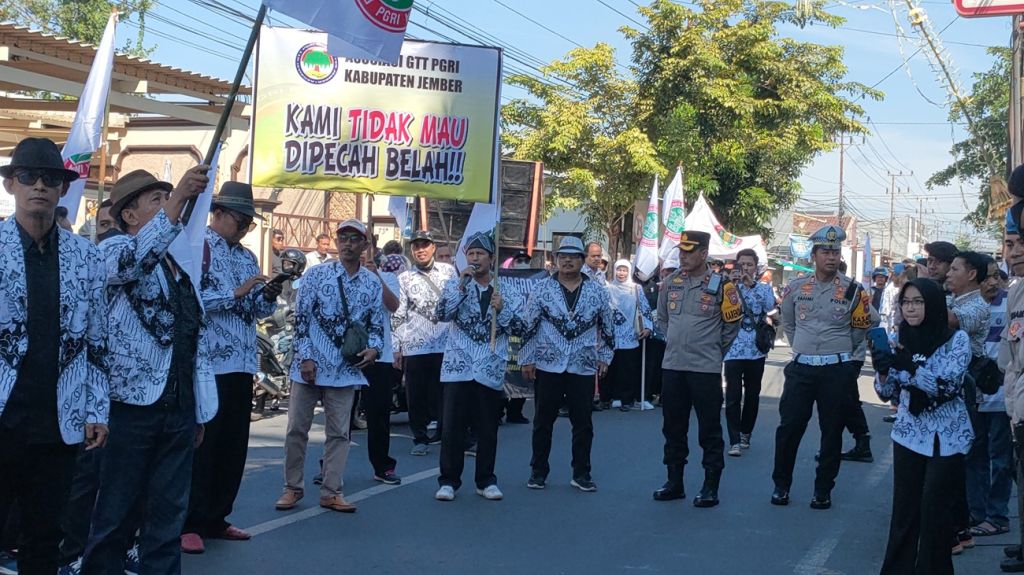 Ribuan Guru Geruduk Acara PB PGRI dan Jatim di Jember