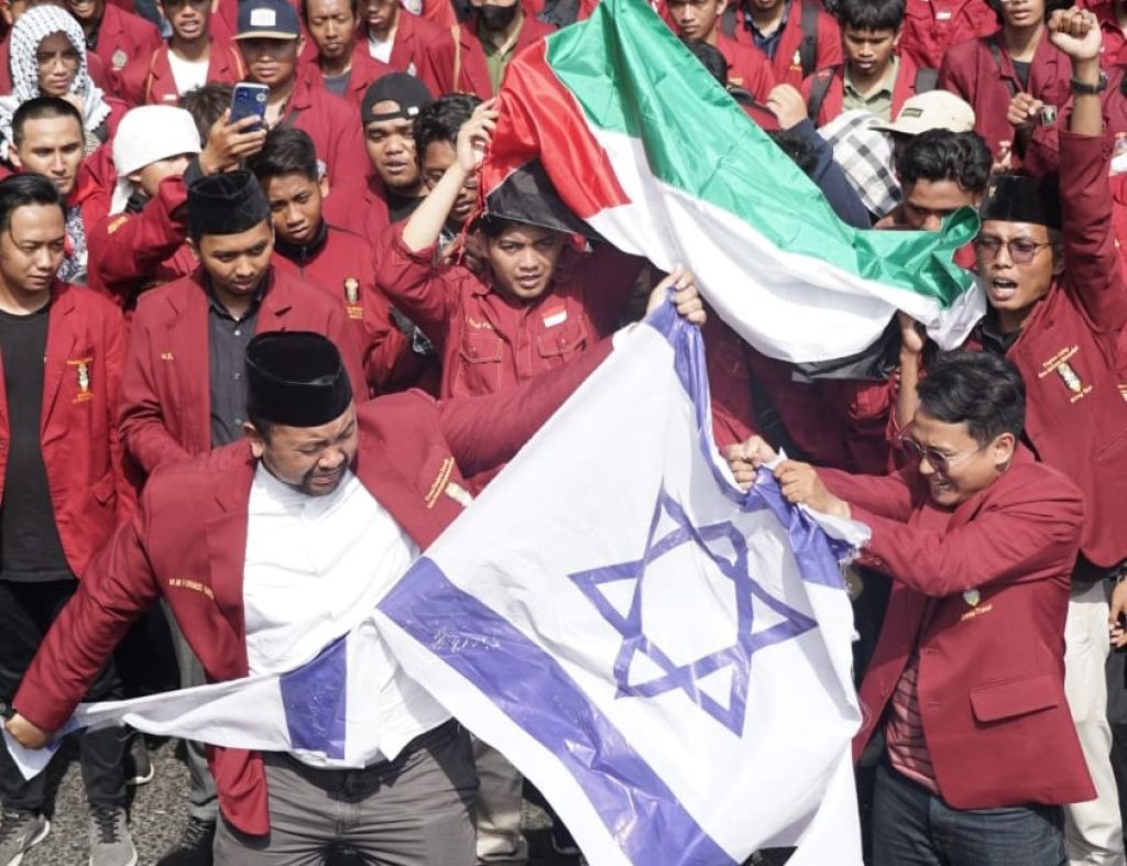Aksi Bela Palestina, IMM Robek Bendera Israel di Depan Konjen AS
