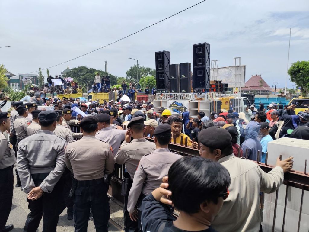 Massa Aksi Tolak Pembatasan Muatan 15 Ton Ancam Robohkan Pagar Kantor Pemkab Jember