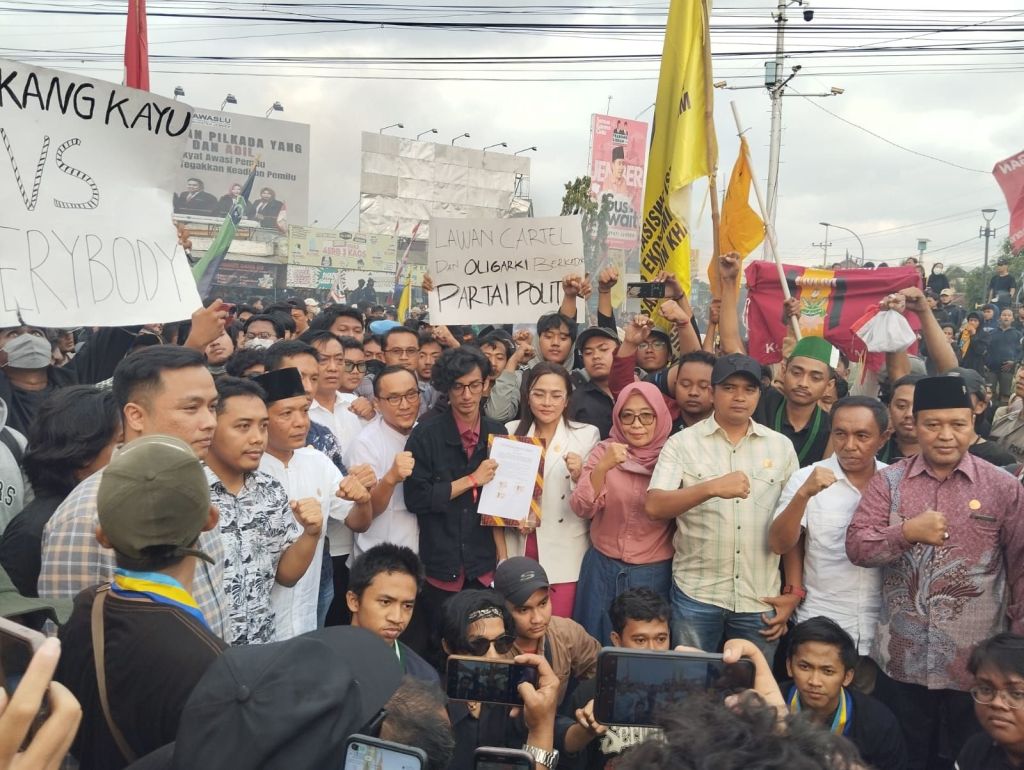 Aksi Kawal Putusan MK Babak Kedua, Massa Desak Kepedulian DPRD Jember