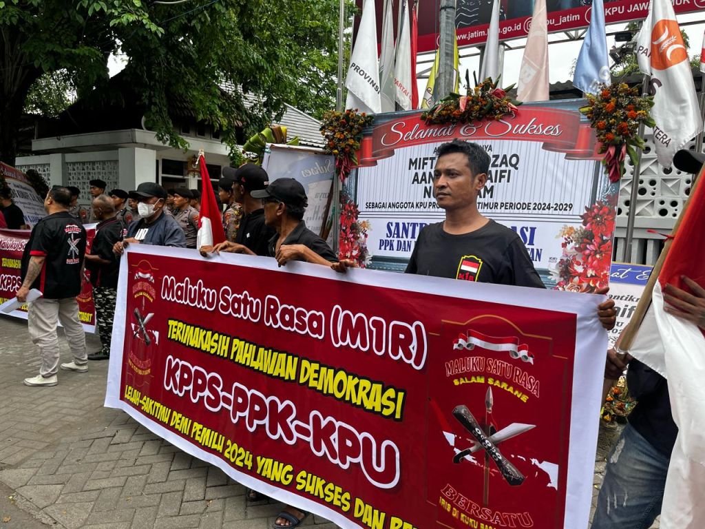 Apresiasi Pejuang Demokrasi, Ormas M1R Bagikan Bunga di Depan Kantor KPU Surabaya