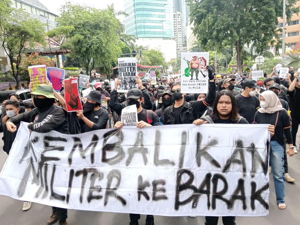 Aksi Tolak UU TNI di Surabaya: Kawat Berduri Dipasang, Aparat Gabungan Diterjunkan