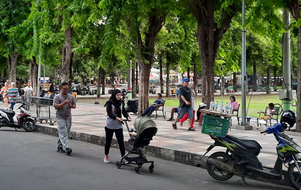Warga Situbondo Manfaatkan Alun-Alun Kota untuk Olahraga dan Refresing