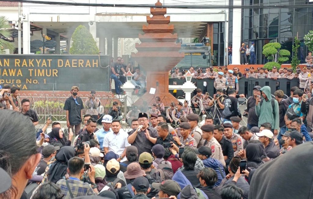 Temui Pendemo, Dua Anggota DPRD Jatim Disiram Air