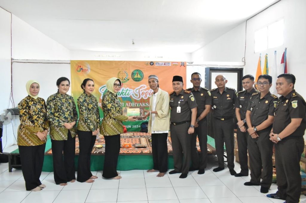 Sambut HBA Ke-64, Kejari Tanjung Perak Gelar Bakti Sosial