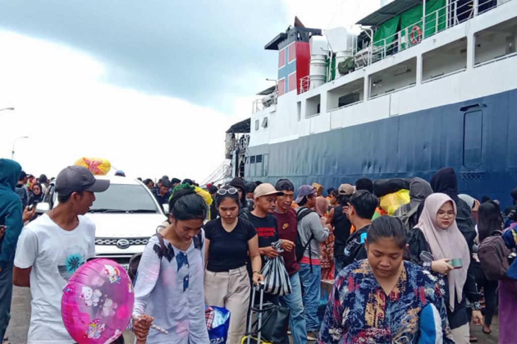 Arus Balik Membludak di Parepare, Penumpang Terpaksa Tidur di Dek Kapal
