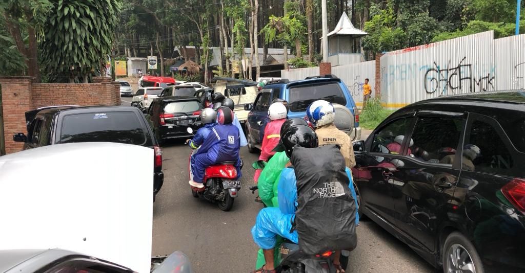 Hati-hati! Arus Lalu Lintas di Wisata Trawas Mojokerto Padat Merayap