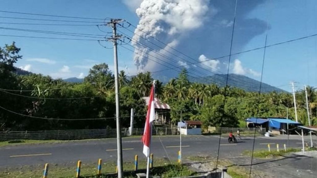 Dua Pendaki WNA Masih Hilang, Tim SAR Berjibaku di Tengah Erupsi Gunung Dukono