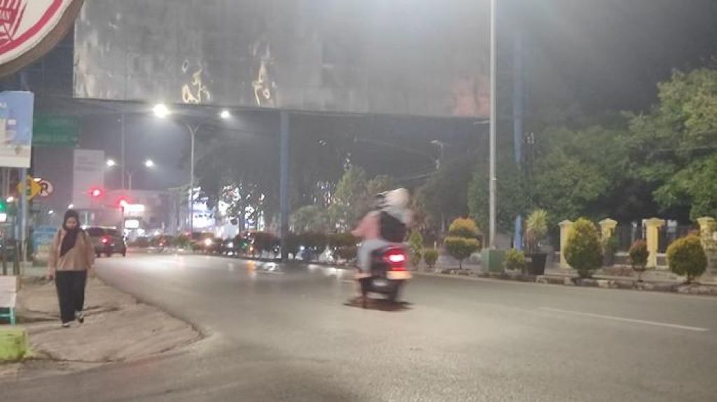 Asap Tipis Selimuti Banjarbaru, Kalsel Usai Magrib, Warga Keluhkan Udara Lembap dan Pengap