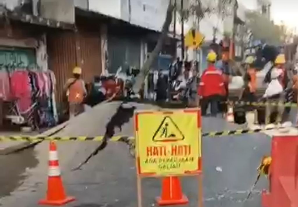 Pipa Baru PDAM Jadi Pemicu Aspal Jalan Pasar Kembang Surabaya Bak Gunung Meletus