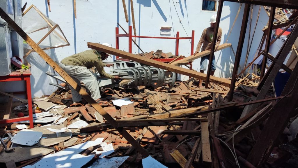 Atap Gedung PKK dan BPD Banjartanggul, Mojokerto Ambruk Diterjang Hujan Angin