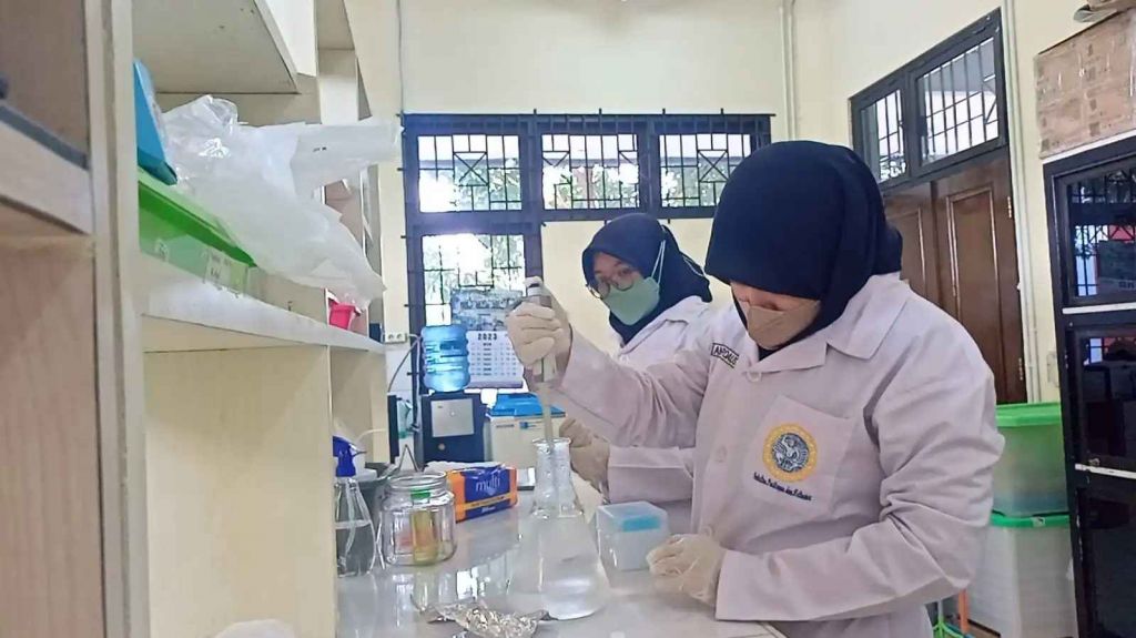 Mahasiswa Unair Kembangkan Alternatif Listrik dari Mikroalga dan Limbah Udang