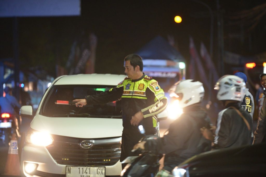 Jalur Pantura Padat Merayap, Kapolres Situbondo Turun Mengatur Arus Lalin