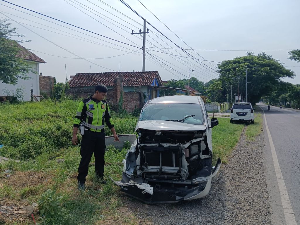 Avanza Tabrak Truk di Jalur Pantura Situbondo hingga Roda Lepas