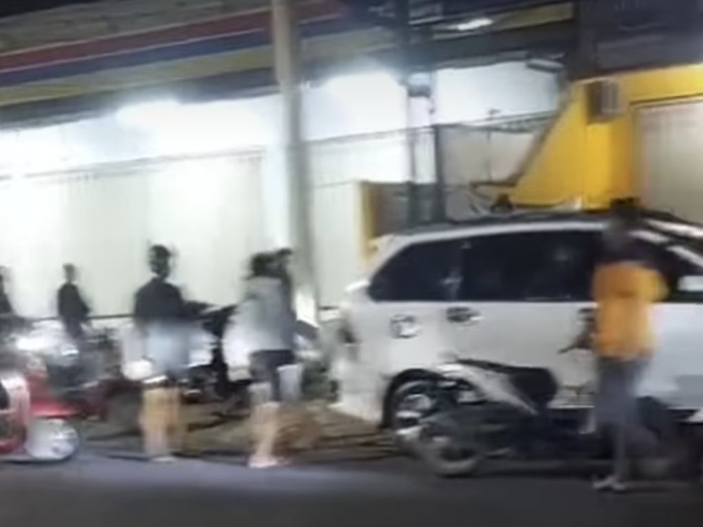 Viral Mobil Xenia Tabrak Motor Patroli Polisi di Jember, Lalu Dirusak Warga