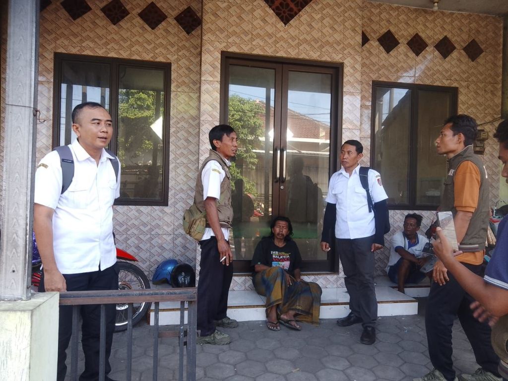 Pria Berbadan Besar di Jember BAB Dalam Musala