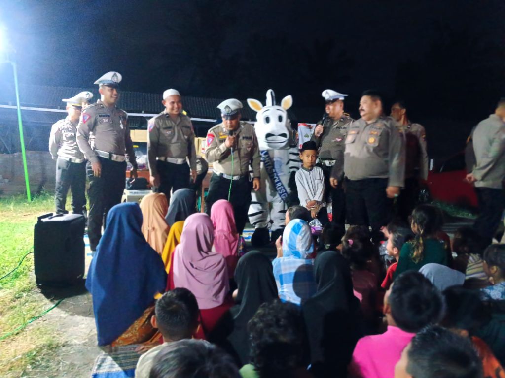 Polisi Badut Bantu Pemulihan Trauma Anak Korban Gempa Bawean