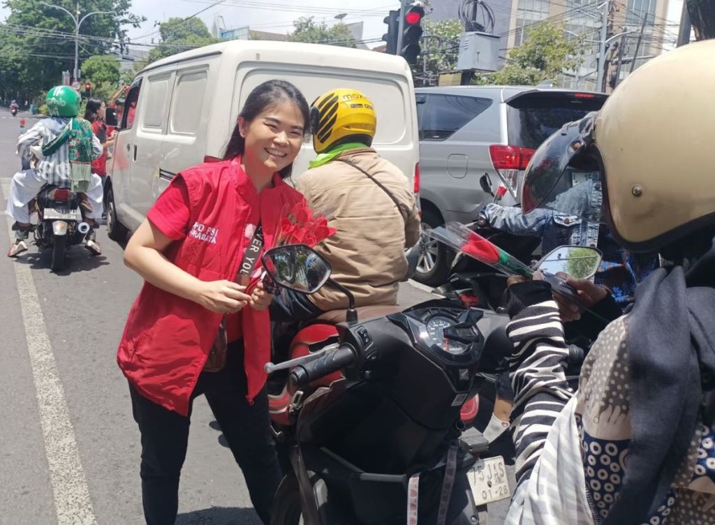Simbol Kasih Sayang, PSI Surabaya Bagi 250 Bunga Mawar pada Pengendara