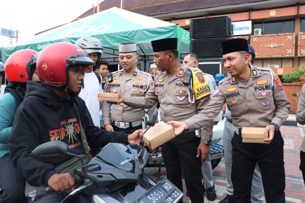 Polres Mojokerto Kota Bareng Polda Jatim Bagi Takjil, Lima Menit Langsung Ludes