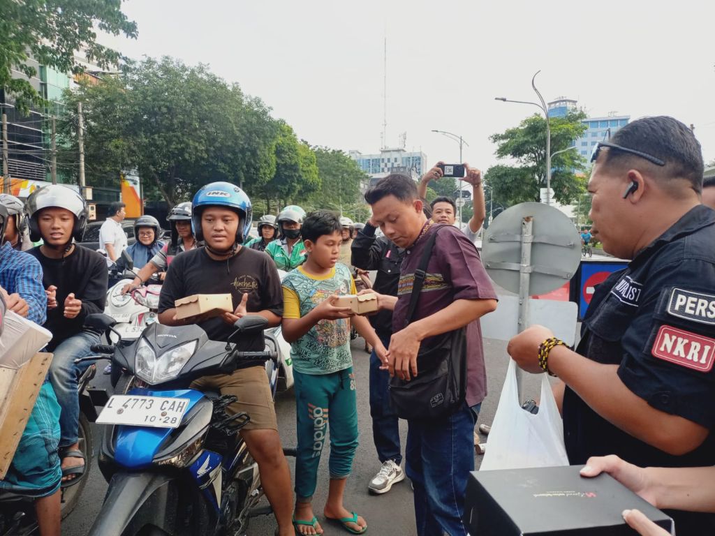 Wartawan Judes Bagi Takjil Gratis di Depan Gedung DPRD Surabaya