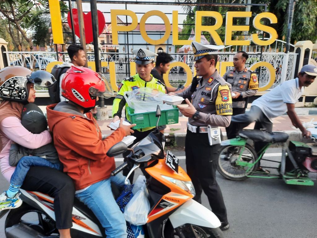 Satlantas Polres Situbondo Bagikan Ratusan Takjil pada Pengguna Jalan