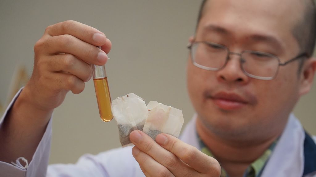 Bahaya Mikroplastik di Balik Kehangatan Teh Celup