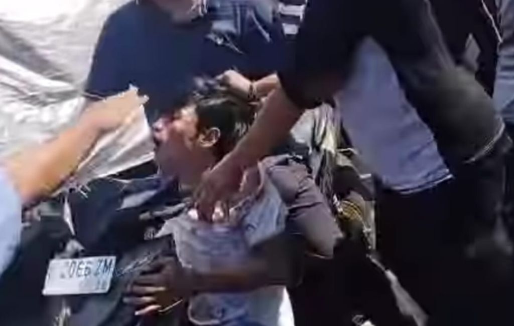 Dua Bandit Motor Babak Belur Dihajar Warga di Wonocolo, Surabaya