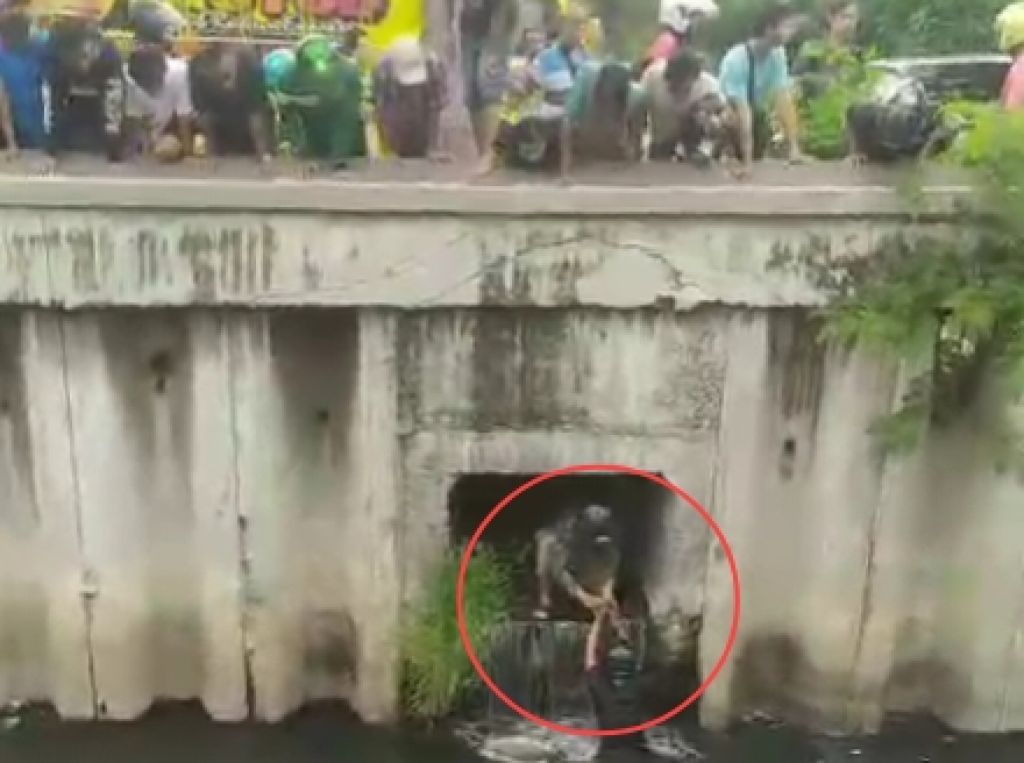 Nyemplung Sungai Usai Gagal Curi Motor, Bandit Surabaya Diborgol Polisi