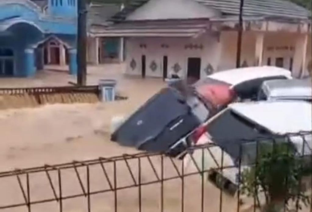 8 Mobil Terseret Banjir Bandang di Sukabumi