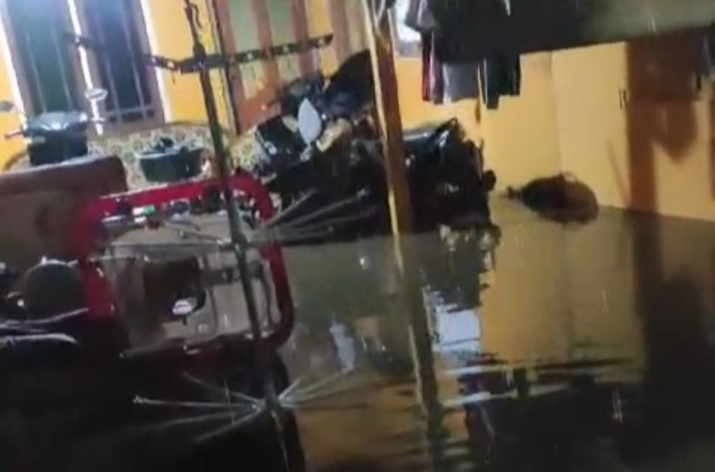Jembatan Tersumbat Sampah, Warga Desa Juglangan Situbondo Kebanjiran
