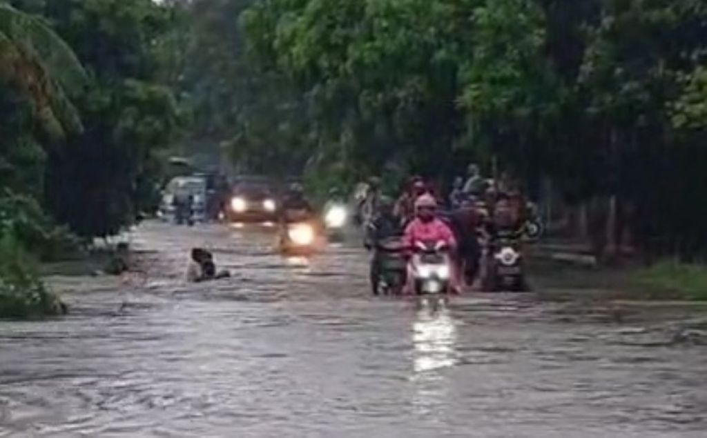 Banjir Sepanjang 500 Meter, Jalan Utama Penghubung Paowan-Kendit Situbondo Lumpuh