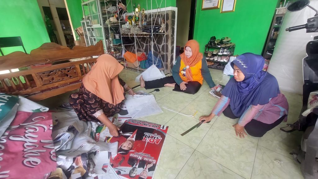Emak-Emak di Kota Probolinggo Sulap Banner Capres dan Caleg jadi Tas